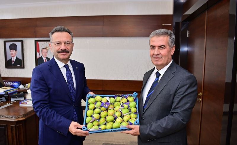 Başkan Erol, sezonun ilk incirini Vali Aksoy’a takdim etti
