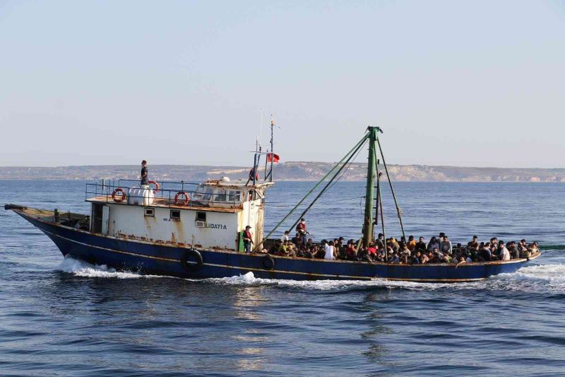 İtalya rotası üzerinde seyreden balıkçı teknesinde 226 göçmenin yakalanma anları kameralara yansıdı

