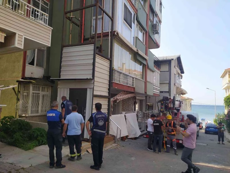 7 katlı binanın dışına evine rahat girebilmek izinsiz asansör yaptı
