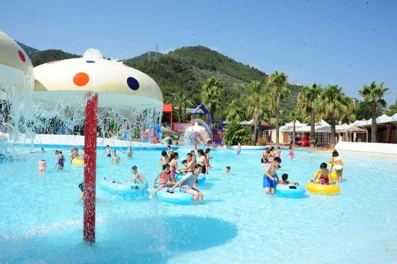 Balçovalı çocuklar yaz etkinliklerinde gönüllerince eğleniyor
