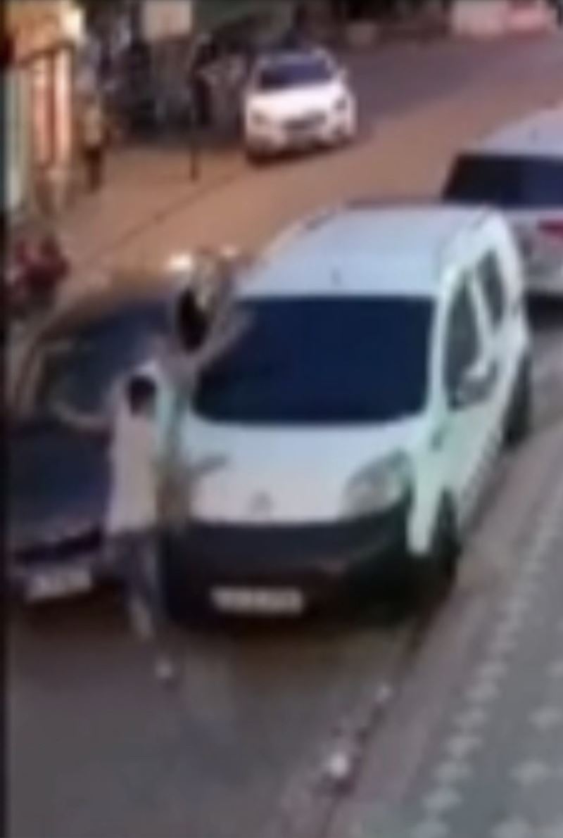 Zeytinburnu’nda otomobiliyle çarptığı genci iki aracın arasına sıkıştırdı
