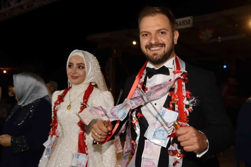 Takı töreninde damada cağ kebap cağı taktılar
