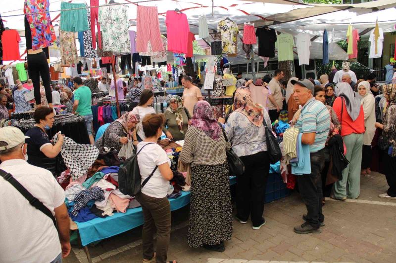 Kıyafet tezgahlarında yoğunluk yaşanıyor
