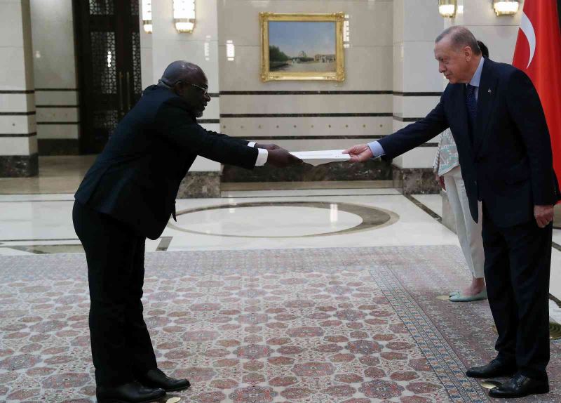 Kongo Demokratik Cumhuriyeti Büyükelçisi i Rashidi, Cumhurbaşkanı Erdoğan’a güven mektubu sundu
