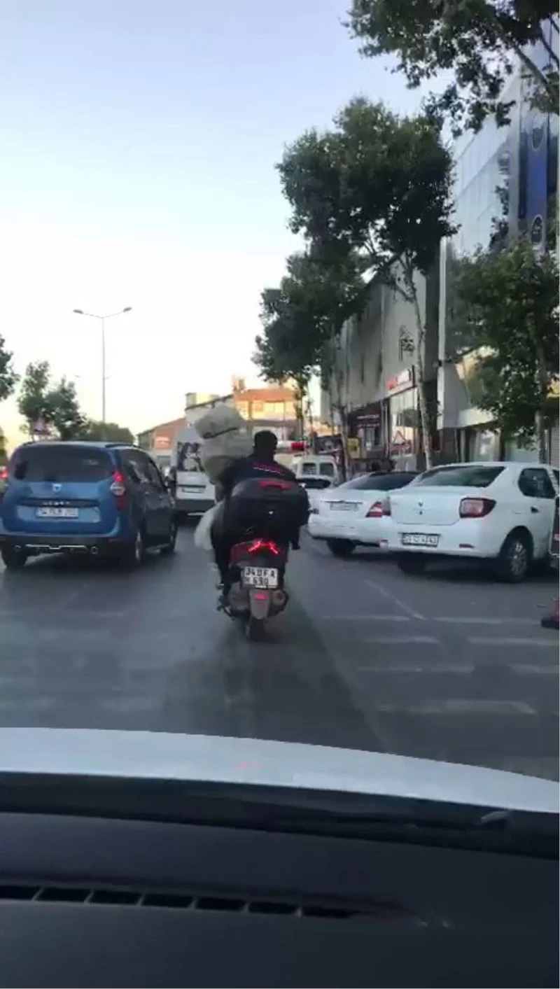 Küçükçekmece’de kendisinden büyük yük taşıyan motosikletli kamerada
