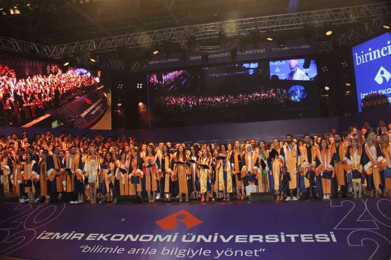 İzmir Ekonomi’de mezuniyet coşkusu
