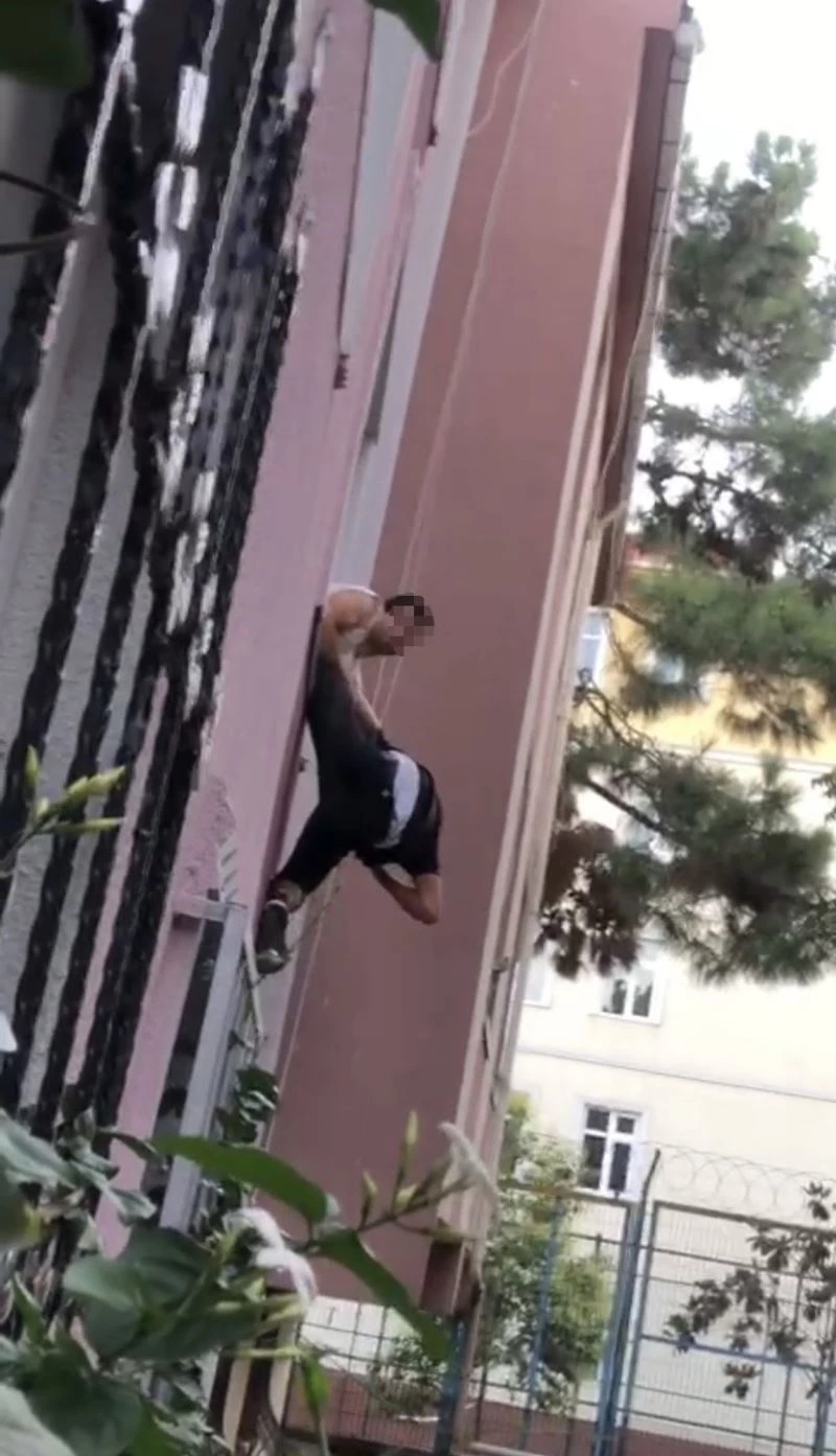 Beyoğlu’nda ev sahibi yakaladığı hırsızı camdan sarkıttı: O anlar kamerada
