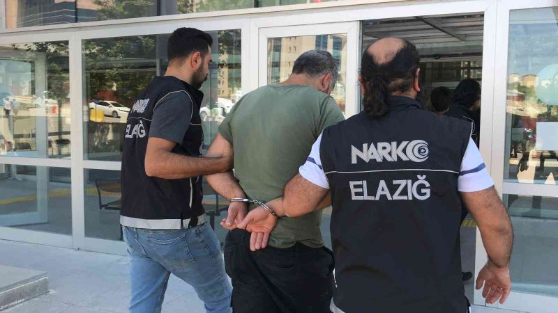 Elazığ’da ayakkabı içerisine uyuşturucu saklayan 2 şüpheli tutuklandı
