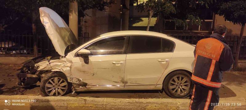 Gümüşhane’de hatalı sollama sonucu iki otomobil kafa kafaya çarpıştı: 2 yaralı
