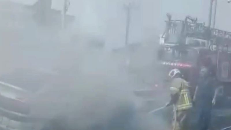 Edremit’te karayolunu duman altında bırakan araç yangını
