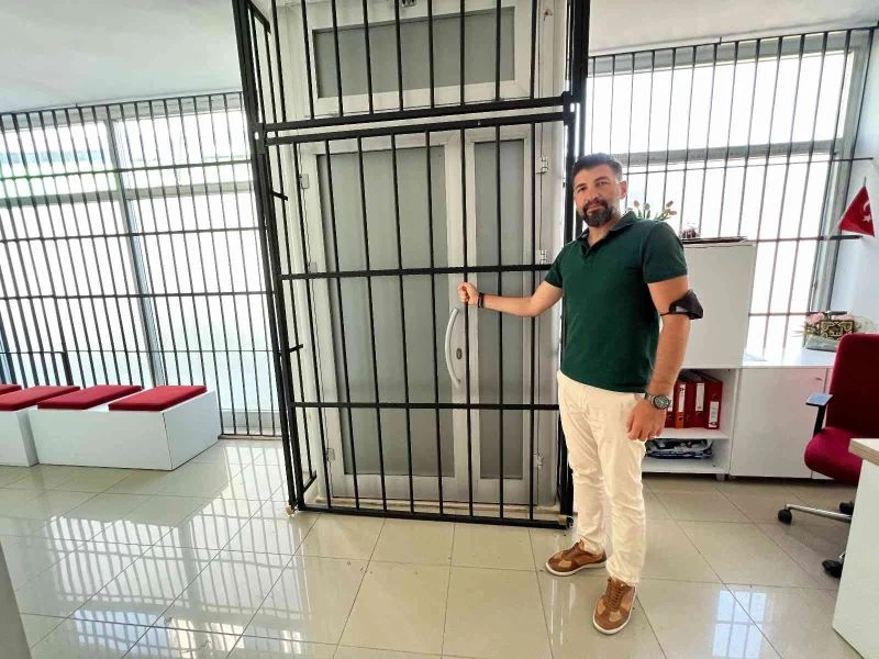 Hırsızlardan korunmak için işyerini demir parmaklıklarla kapladı, çalışanlarına nöbet tutturdu
