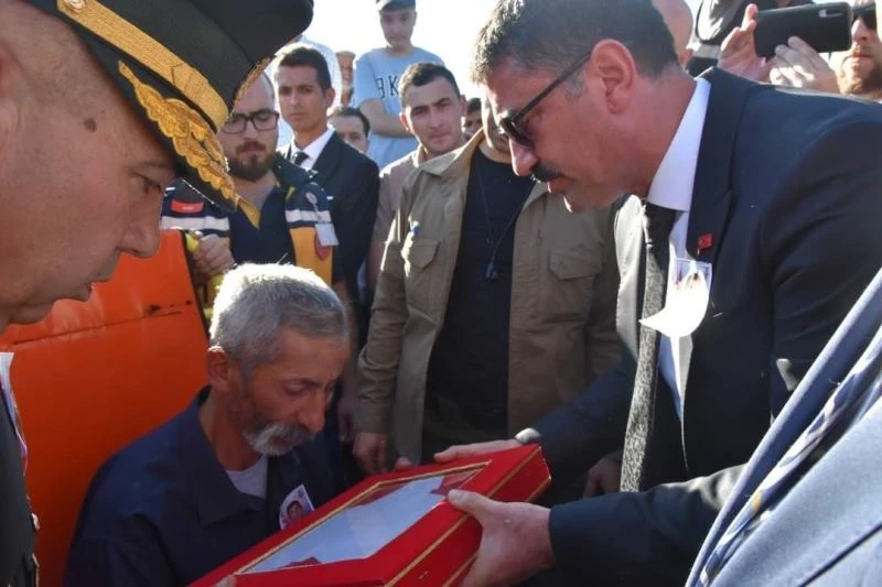 Vali, şehit babasını teselli etti: 