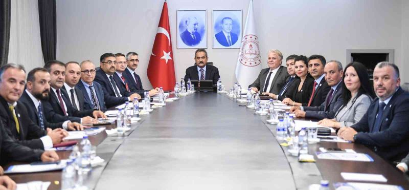 Bakan Özer, özel eğitim ve rehabilitasyon merkezleri dernek ve federasyon başkanlarını kabul etti

