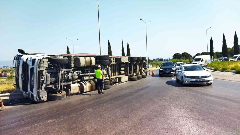 Söke’nin tartışmalı kavşağında bu kez tır devrildi. Felaket bir otomobili teğet geçti
