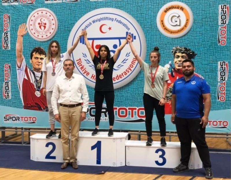 Halterciler, Türkiye şampiyonasından madalyalarla döndü
