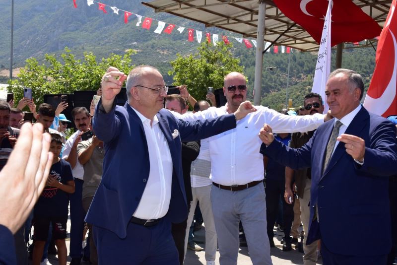 Büyükşehir çalışanlarından maaş zammına davullu zurnalı kutlama
