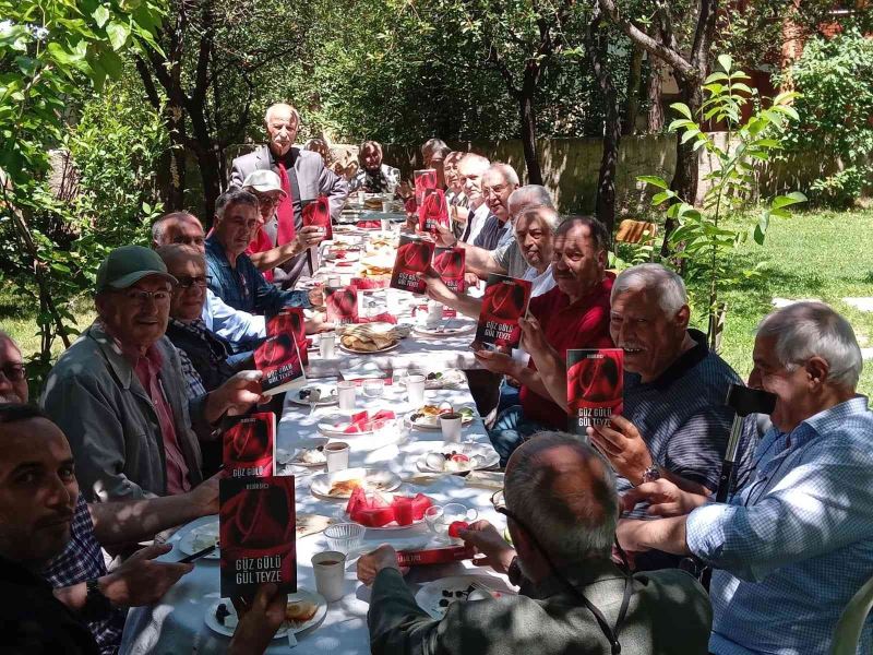 Bedir Avcı, kitabını dostlarıyla tanıttı
