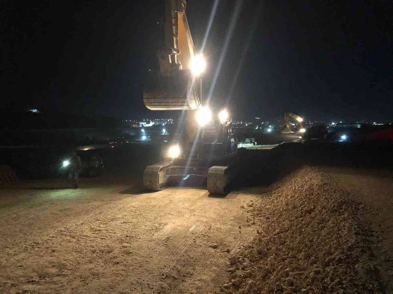 TAG Otoyolu’na akan atığın önünün kesilmesi için çalışma başlatıldı
