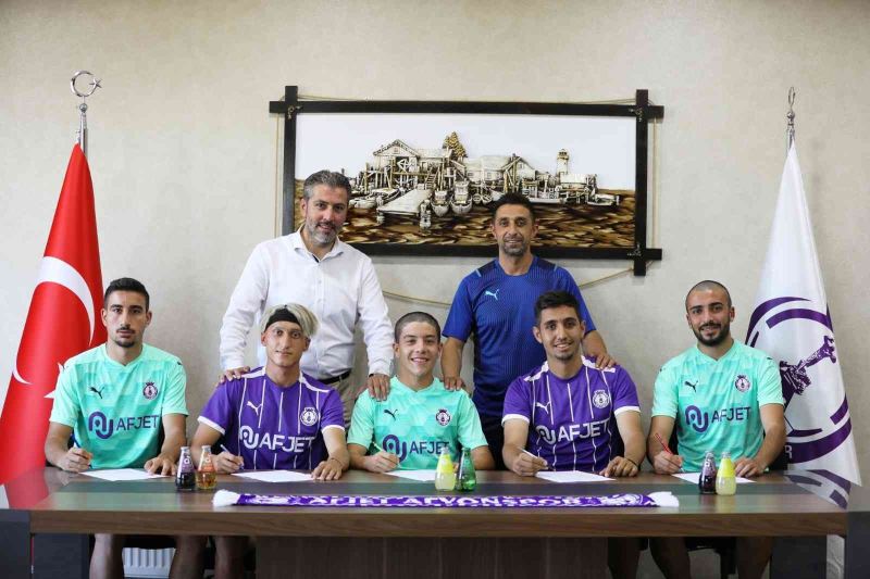 Afyonspor 5 futbolcuyla birden sözleşme imzaladı
