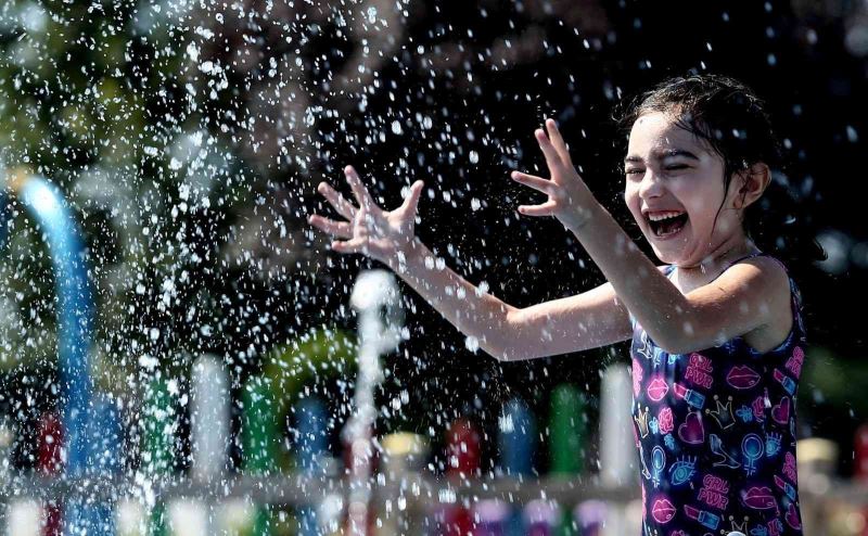 (Özel) 35 derece sıcakta bunalan çocuklar soluğu Su Oyunları Parkında aldı

