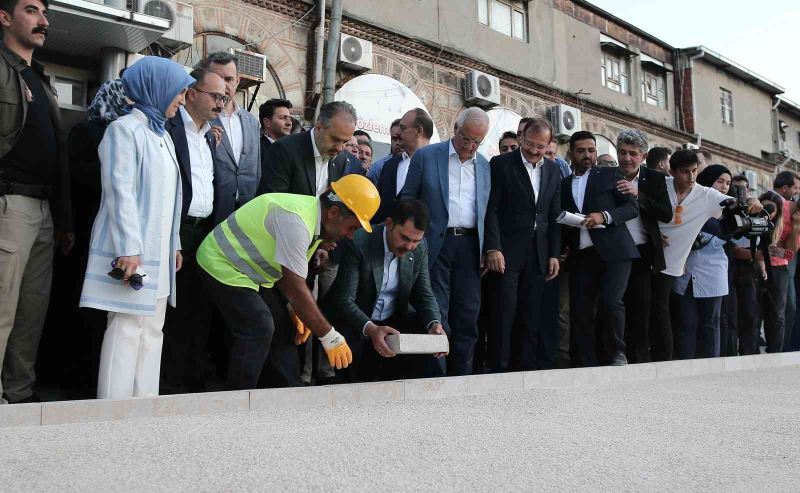 Hanlar Bölgesi’nin dönüşümü için ilk taş Bakan Kurum’dan
