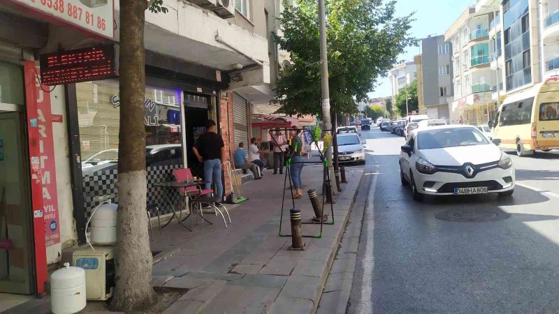 Yayayı ezmek istemeyen motorlu kurye dubaya çarparak kaldırıma savruldu: O anlar kamerada
