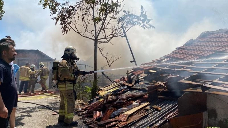 İstanbul Maltepe’de bir gecekonduda yangın çıktı. Alevler rüzgarın da etkisiyle bitişikteki bir gecekonduya ve 2 katlı binaya da sıçrarken, itfaiye ekiplerinin yangına müdahalesi sürüyor.
