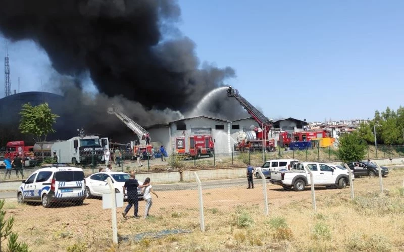 Lojistik deposunda çıkan yangına itfaiye ve TOMA’larla müdahale ediliyor
