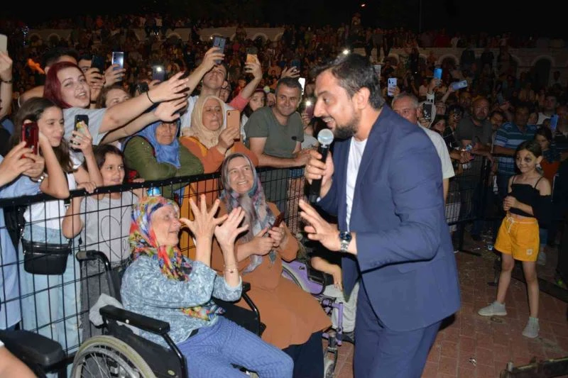 Gediz’de açık hava sahnesinde Ömer Faruk Bostan sahne aldı
