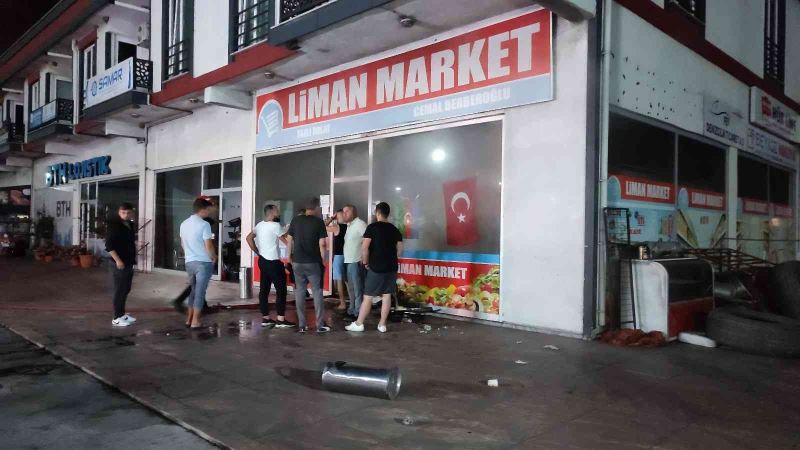 Çıkan yangında marketi küle dönmekten böyle kurtardılar
