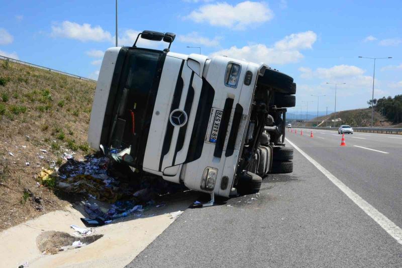 Geri dönüşüme gidecek kağıtları taşıyan tır Kuzey Marmara’da devrildi
