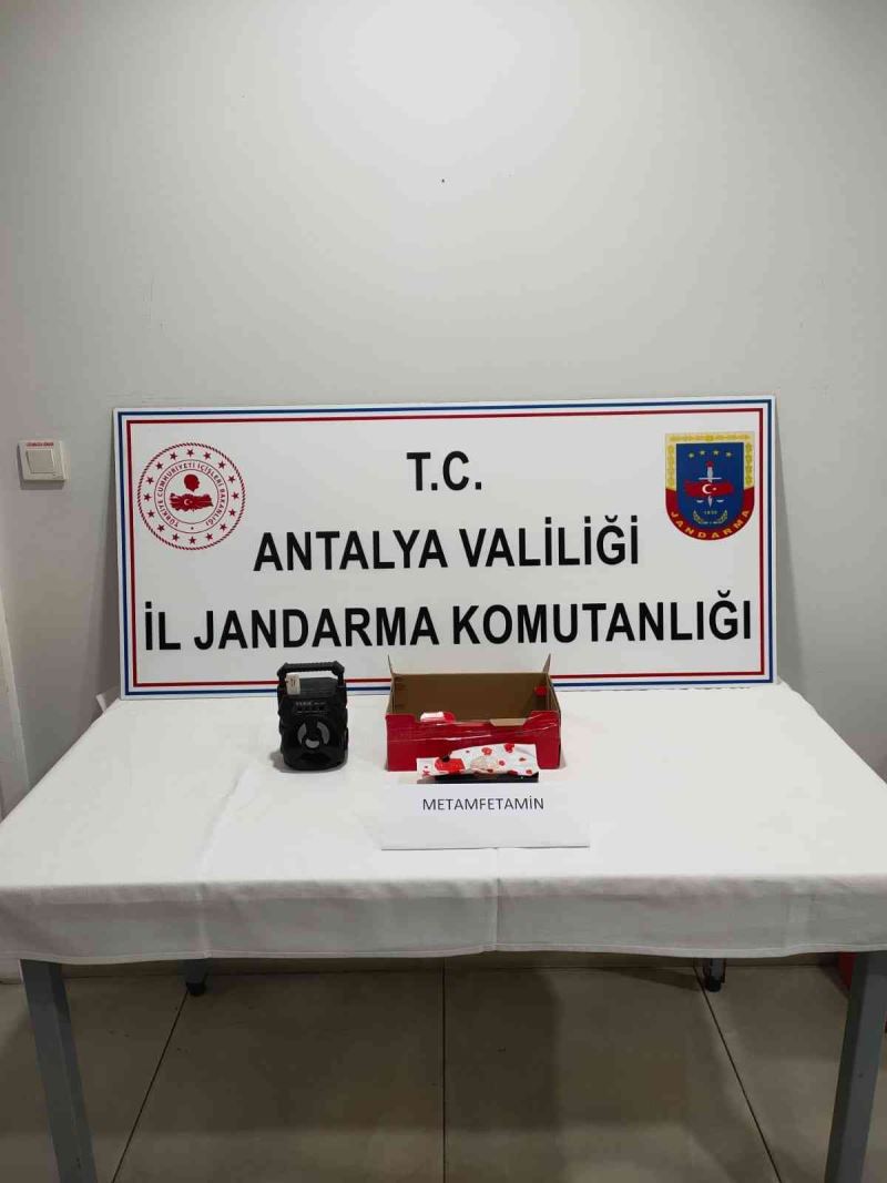 Kargoyla gelen uyuşturucuya jandarmaya takıldı
