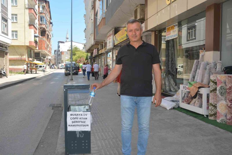 Çöp kovasına öyle bir yazı yazdı ki, mahalleli çöp atmayı bıraktı
