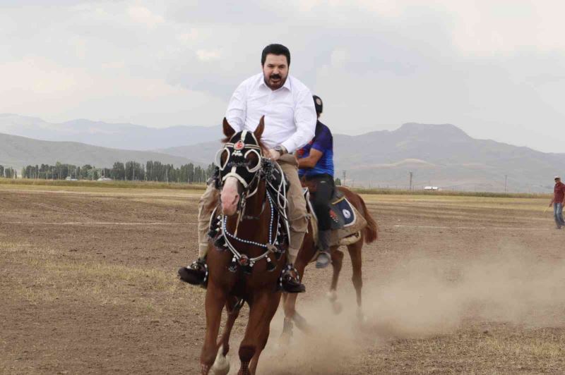 Ağrı’da Mahalli At Yarışları ve At Şenliği renkli görüntülere sahne oldu
