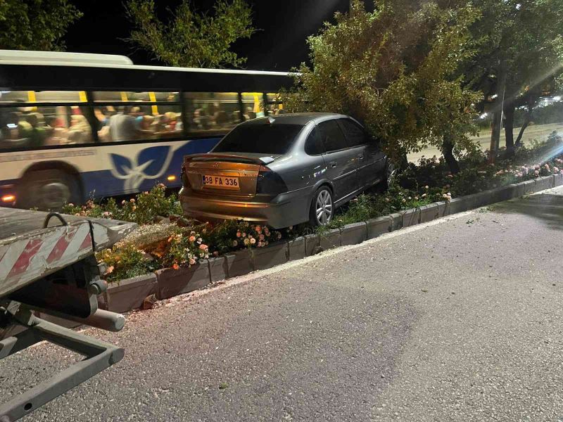 Elazığ’da virajı alamayan otomobil refüje çıkarak ağaca çarptı
