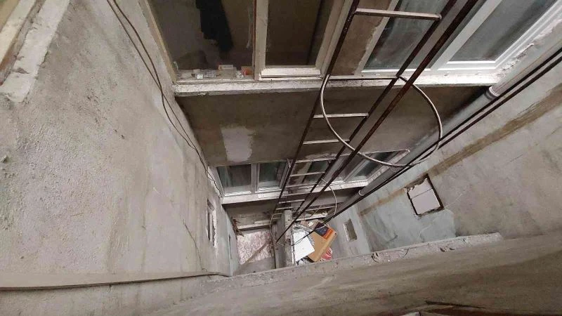 Anahtarı evde unutan emekli öğretmen eve girmek isterken havalandırma boşluğuna düştü
