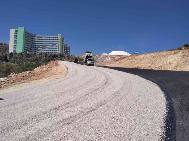 Antalya Şehir Hastanesi’ne ulaşımı sağlayacak sathi asfalt çalışmalarını tamamlandı
