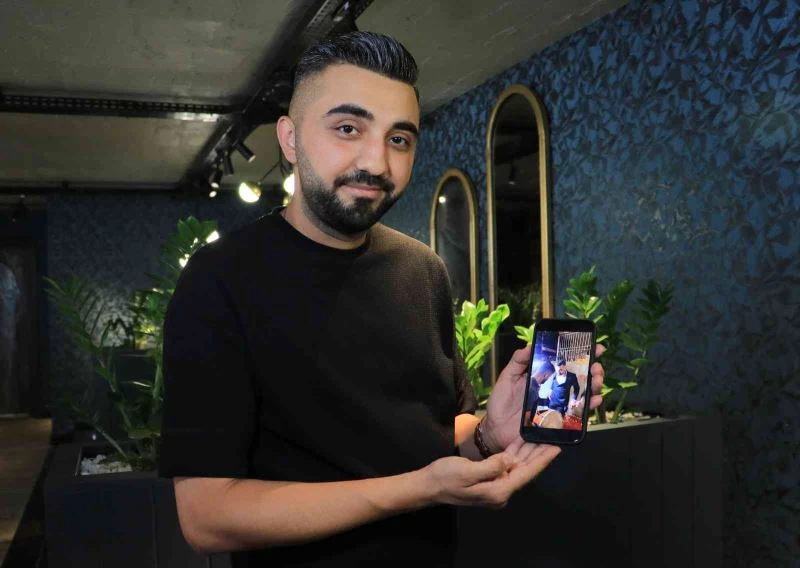 Davulcuya kredi kartıyla bahşiş verdi
