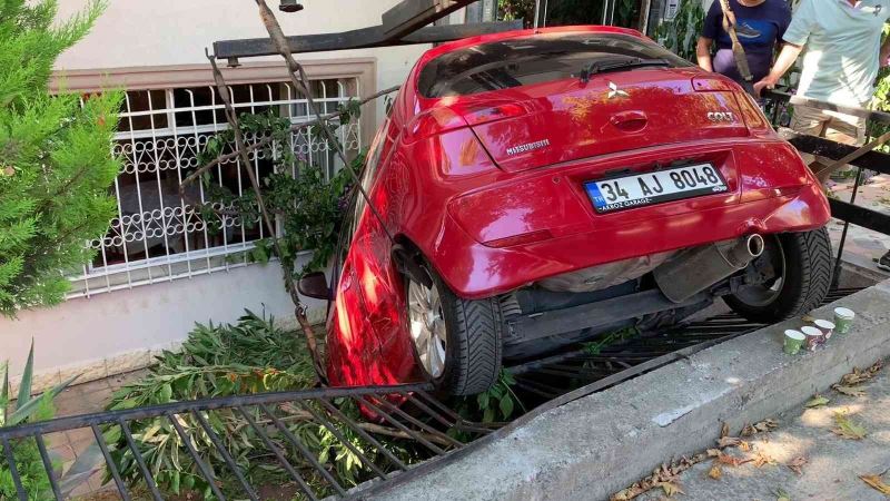 Bakırköy’de kaza yapan araç evin bahçesine uçtu: 1 yaralı
