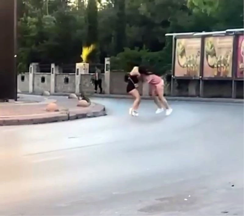Antalya’da iki kadın cadde ortasında saç saça baş başa birbirine girdi
