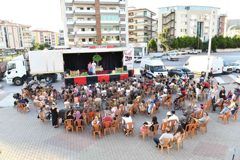 Çiğli Belediyesi tiyatro tırı mahalle turuna çıktı
