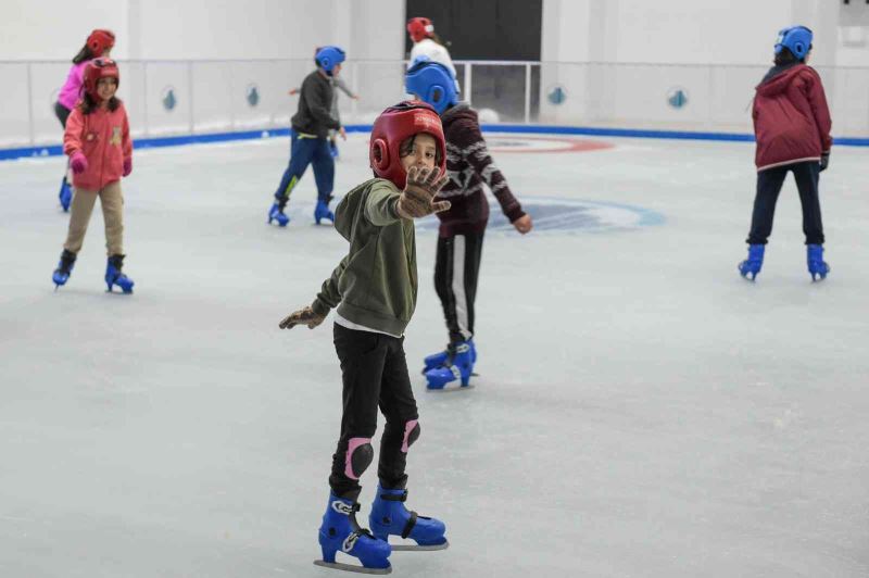 Altındağ’da bin 500 çocuk buz pistinde
