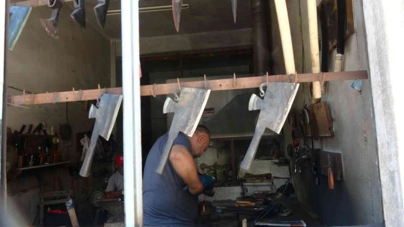 Baba yadigarı mesleklerinin en yoğun günlerini yaşıyorlar
