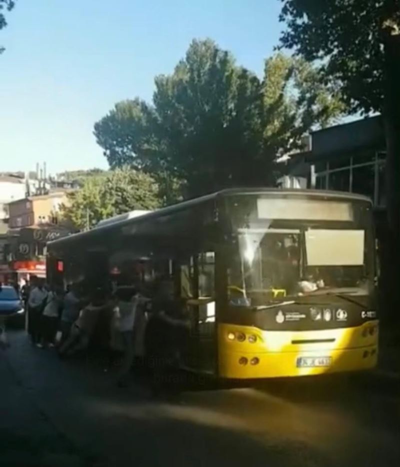 Çengelköy’de arızalanan İETT otobüsünü yolcular itti

