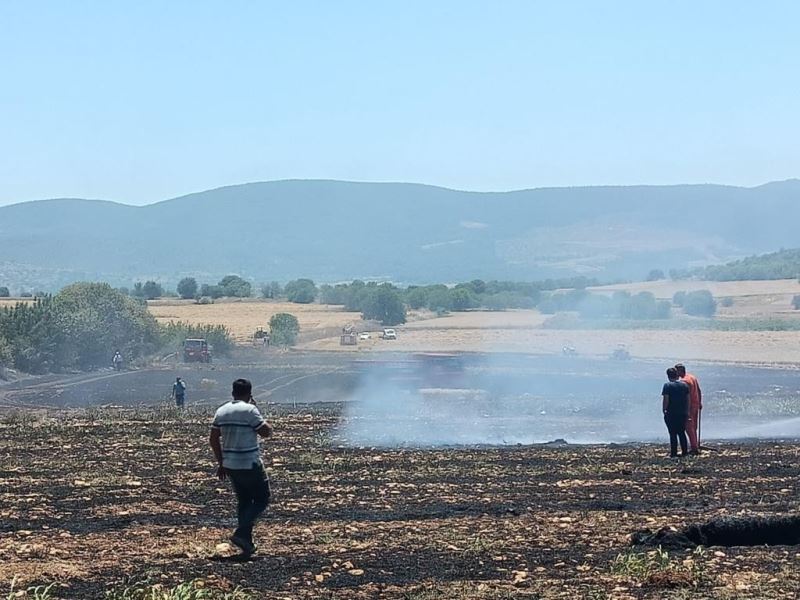 Saman balyası yapan araçtan çıkan kıvılcım 30 dönüm buğdayı yaktı
