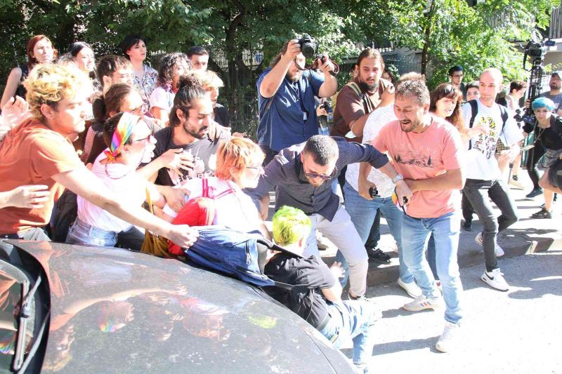 Ankara’da izinsiz LGBT yürüyüşüne polis müdahalesi
