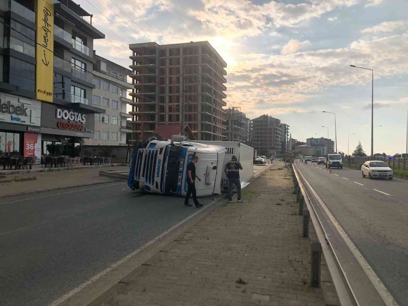 Pikap ile çarpışan dinamit yüklü tır devrildi: 1 yaralı
