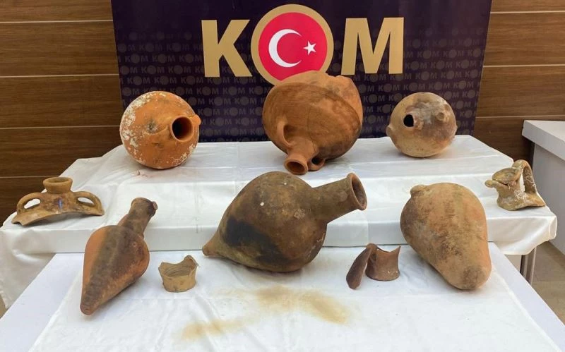 Balık restoranına amfora operasyonu: 11 tarihi eser ele geçirildi
