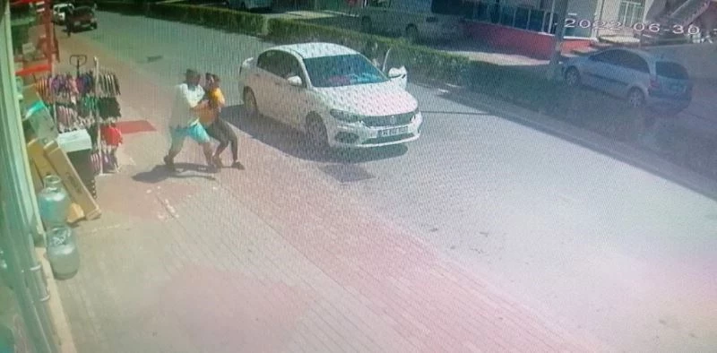 Kaşarları çalıp koşarken engel olmak isteyen mağaza çalışanı kadını sürükledi
