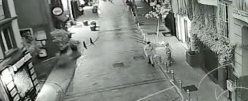 İstanbul’da pitbullu gasp dehşeti kamerada: Beyoğlu Asayiş polisi dedektif gibi iz sürdü
